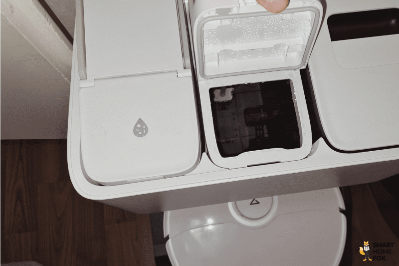 Der Frischwassertank des Roborock S8 Pro Ultra wird in den Händen gehalten.